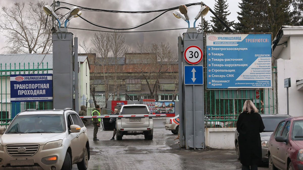 В Екатеринбурге на площади 4 тыс. квадратных метров горит промзона –  Коммерсантъ