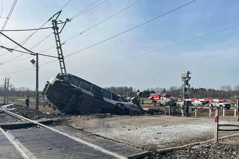 Место столкновения автобуса с поездом в Ярославской области