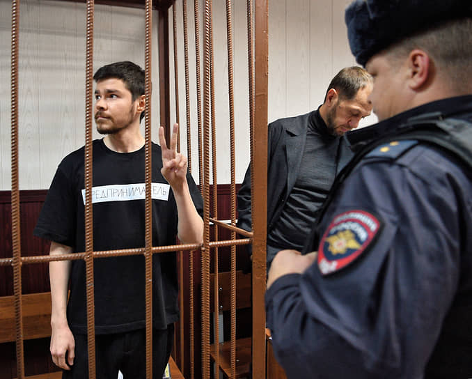 Аяз Шабутдинов (слева) во время заседания суда