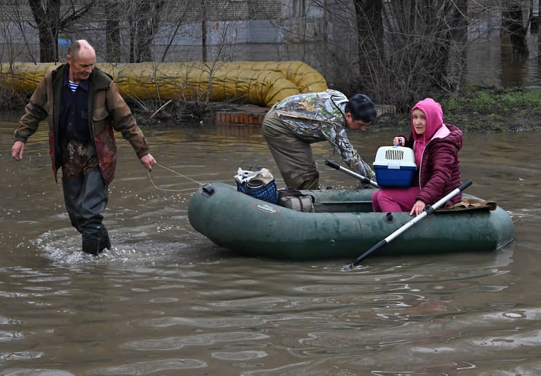 Местные жители во время эвакуации из зоны затопления в Орске