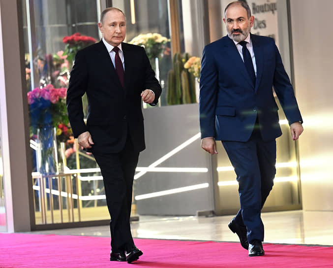 Владимир Путин (слева) и Никол Пашинян в ноябре 2022 года