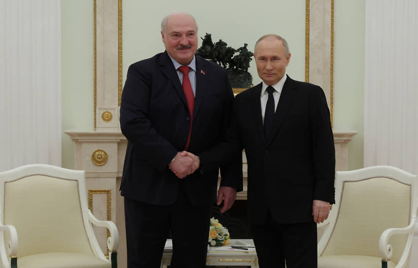 Александр Лукашенко (слева) и Владимир Путин во время встречи в Кремле