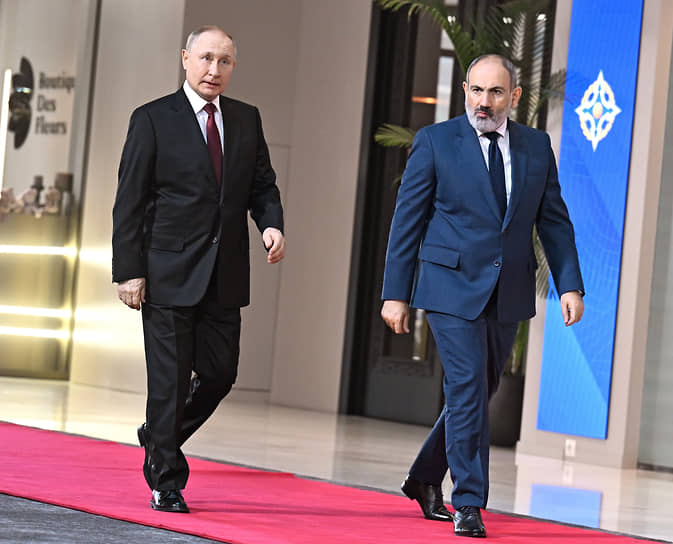 Владимир Путин (слева) и Никол Пашинян во время встречи в ноябре 2022 года