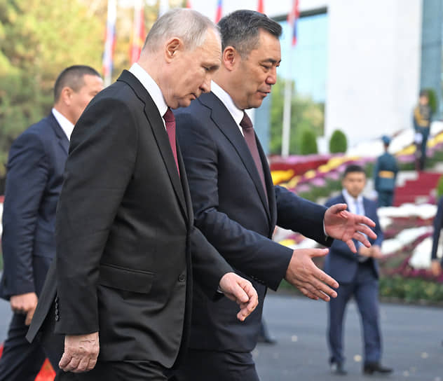 Владимир Путин (слева) и Садыр Жапаров в Бишкеке в октябре 2023 года