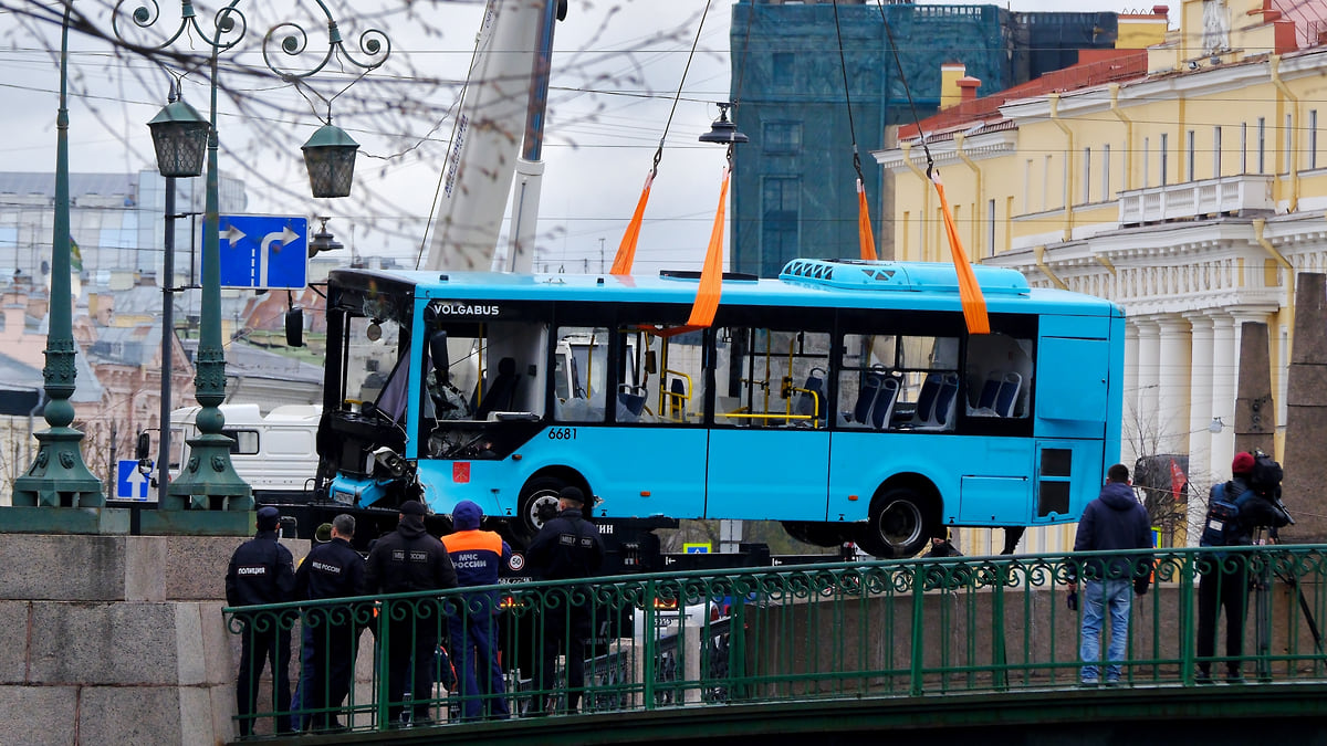 Число погибших при падении автобуса в реку в Петербурге выросло до семи  человек – Коммерсантъ