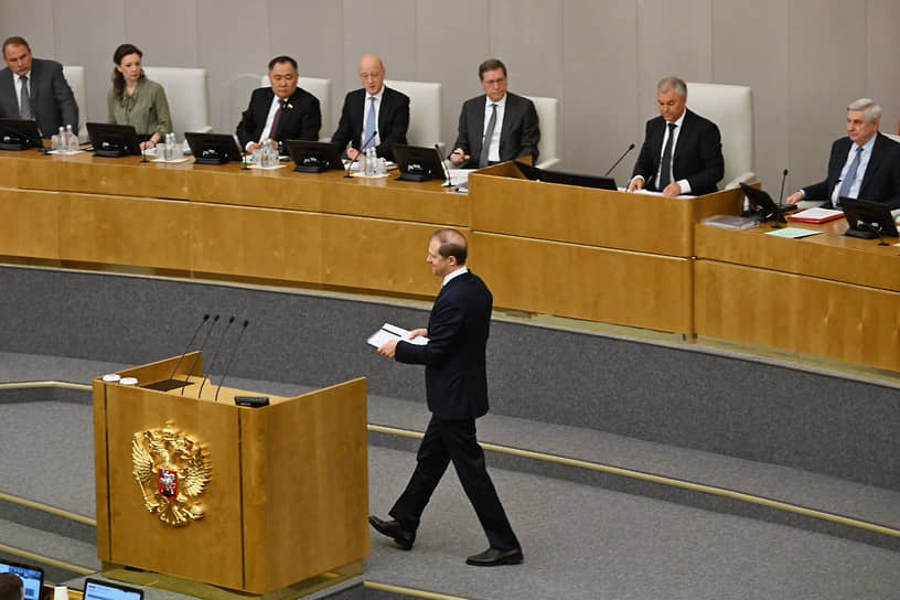 Кандидат на должность первого заместителя председателя правительства России Денис Мантуров (в центре) на заседании ГД