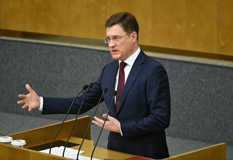 Кандидат на должность заместителя председателя правительства Александр Новак произносит речь на заседании