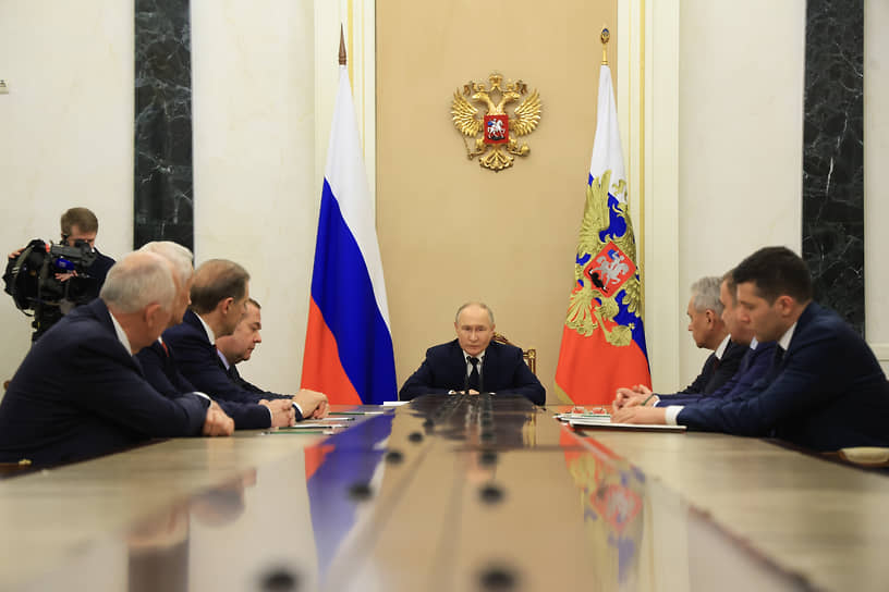 Владимир Путин на совещании по развитию оборонно-промышленного комплекса