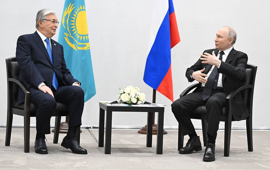 Президент России Владимир Путин (справа) и президент Казахстана Касым-Жомарт Токаев 