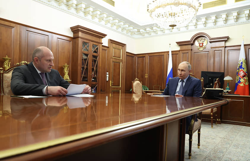 Президент России Владимир Путин (справа) и глава МЧС Александр Куренков