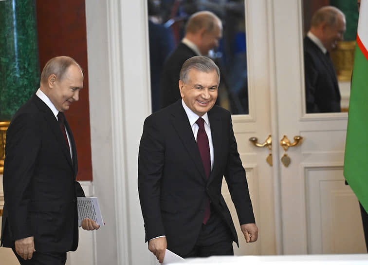 Владимир Путин (слева) и Шавкат Мирзиёев в октябре 2023 года