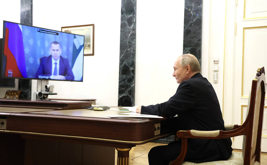 Президент России Владимир Путин во время рабочей встречи с губернатором Курганской области Вадимом Шумковым в режиме видеоконференции