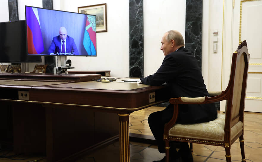 Президент России Владимир Путин во время рабочей встречи с губернатором Липецкой области Игорем Артамоновым в режиме видеоконференции