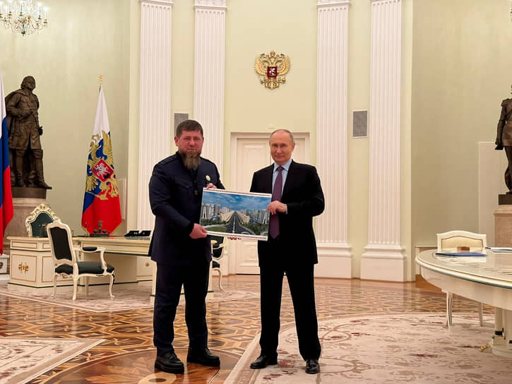 Глава Чечни Рамзан Кадыров (слева) и президент России Владимир Путин
