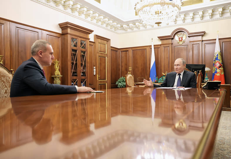 Владимир Путин (справа) и Руслан Кухарук во время встречи