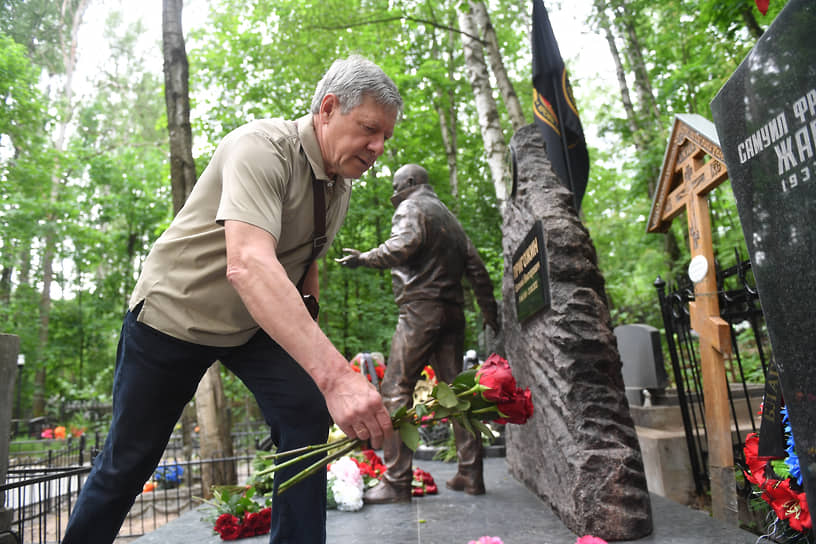 Мужчина возлагает цветы на могилу владельца ЧВК «Вагнер» Евгения Пригожина 