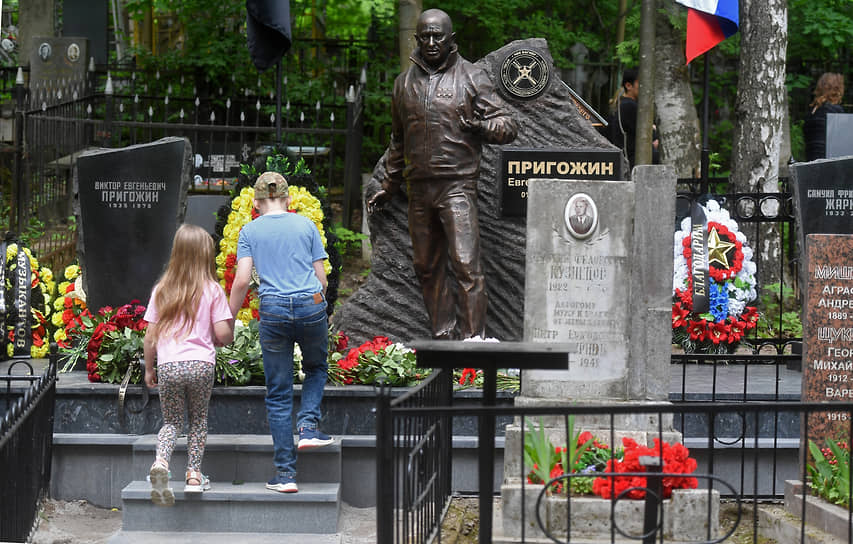 Дети возле памятника основателю ЧВК «Вагнер» Евгению Пригожину на Пороховском кладбище