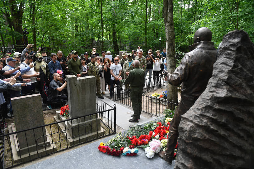 Церемония открытия памятника на могиле предпринимателя и основателя ЧВК «Вагнер» Евгения Пригожина