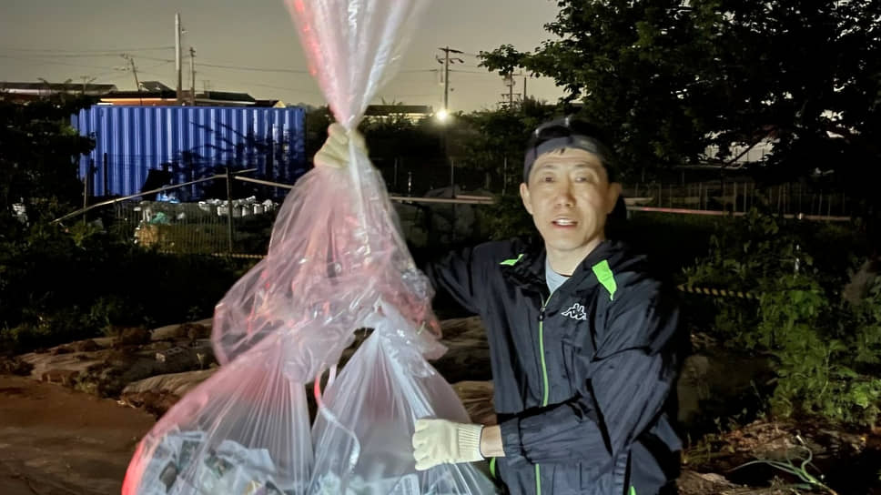 Активисты из Южной Кореи отправили в КНДР воздушные шары с долларами и флешками с K-pop
