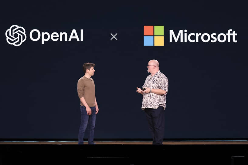 Гендиректор OpenAI Сэм Альтман (слева) и технический директор Microsoft Кевин Скотт