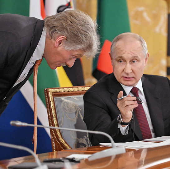Дмитрий Песков (слева) и Владимир Путин