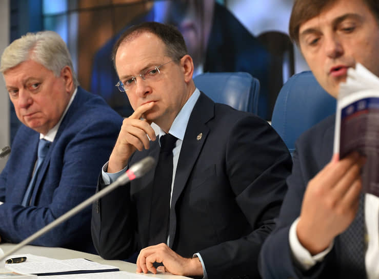 Слева направо: Анатолий Торкунов, Владимир Мединский и министр просвещения Сергей Кравцов на презентации учебника в августе 2023 года