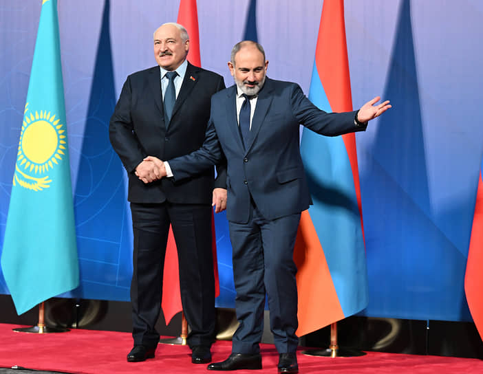 Александр Лукашенко (слева) и Никол Пашинян в ноябре 2022 года