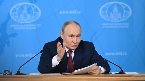 Путин начал встречу с руководством МИД России