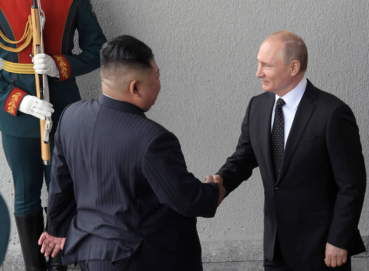 Ким Чен Ын (слева) и Владимир Путин