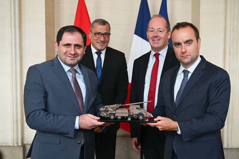 Министры обороны Армении и Франции Сурен Папикян и Себастьян Лекорню с установкой Caesar