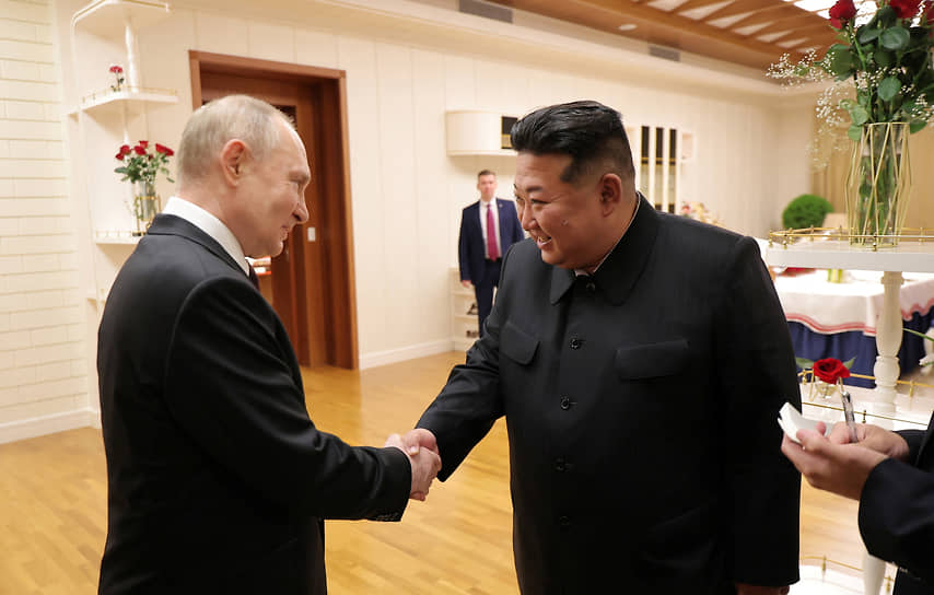 Владимир Путин (слева) на встрече с Ким Чен Ыном