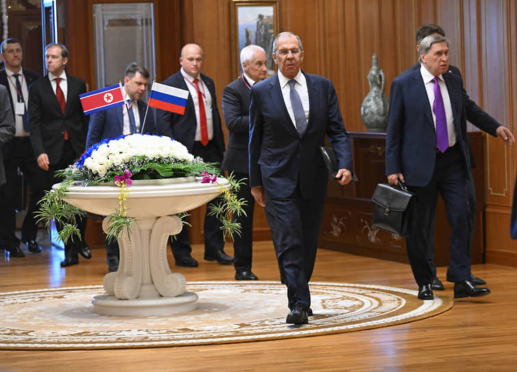 Министр иностранных дел России Сергей Лавров (в центре) перед началом российско-корейских переговоров