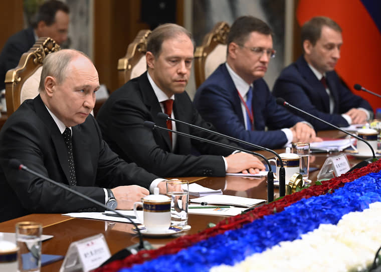 Владимир Путин (слева) во время российско-корейских переговоров в Пхеньяне