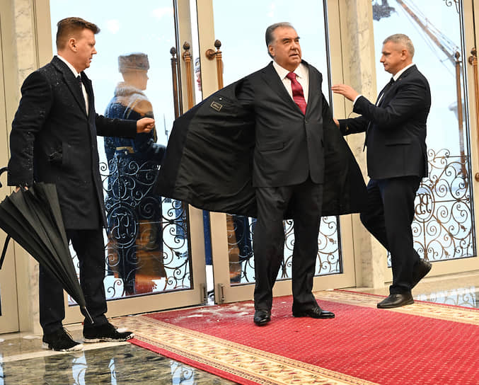 Президент Таджикистана Эмомали Рахмон (в центре)