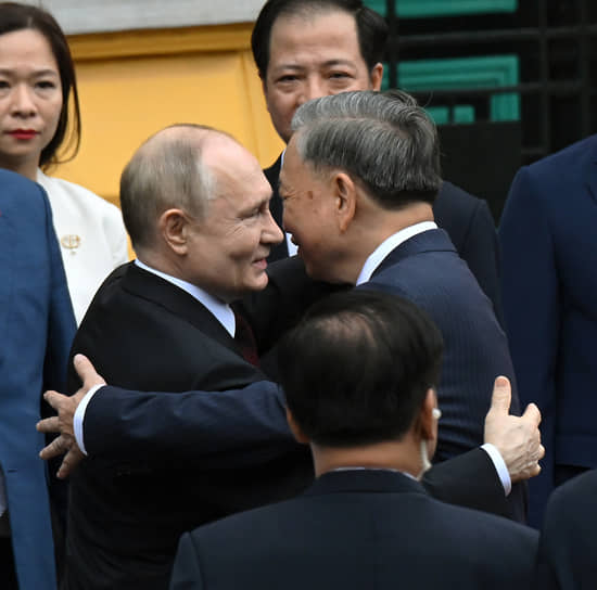 Владимир Путин (слева) и президент Вьетнама То Лам