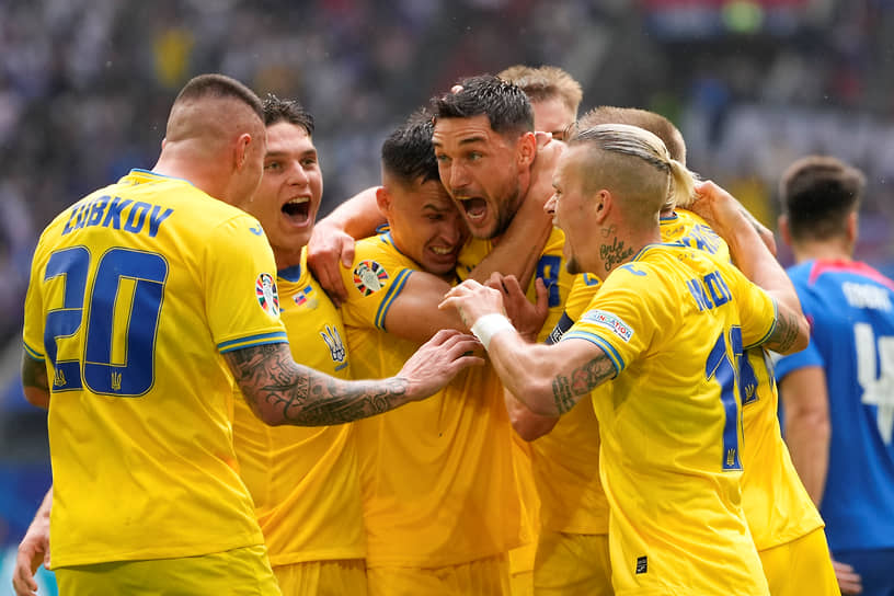 Игрок сборной Украины Роман Яремчук забил второй гол в ворота сборной Словакии