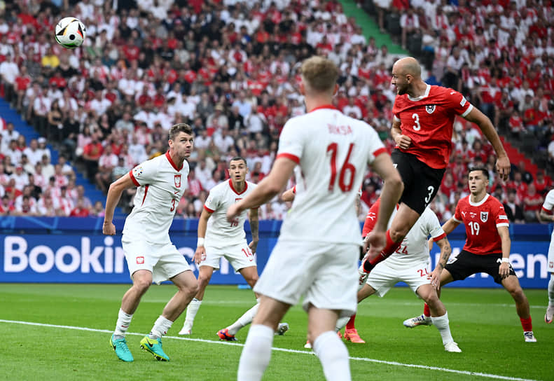 Игрок сборной Австрии Гернот Траунер забивает первый гол в ворота поляков