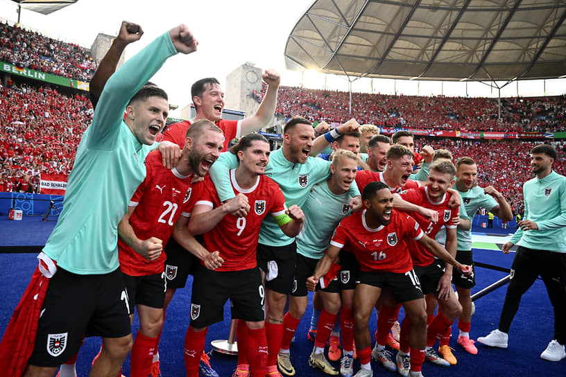 Игроки сборной Австрии празднуют победу