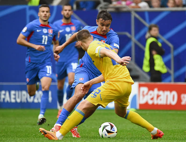 Момент матча между сборными командами Словакии и Украины на стадионе «Меркур Шпиль-Арена»