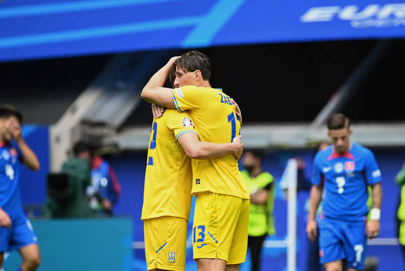Игрок сборной Украины Илья Забарный (справа) во время матча
