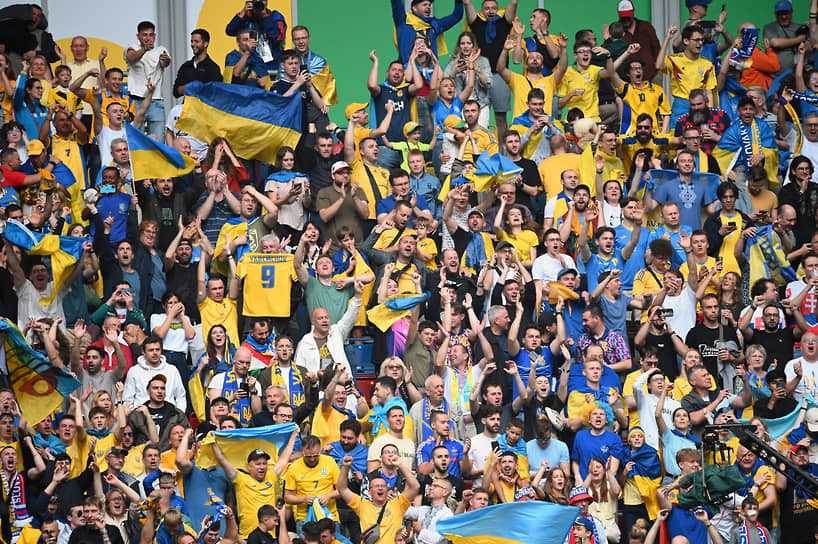 Болельщики сборной Украины на трибуне во время матча