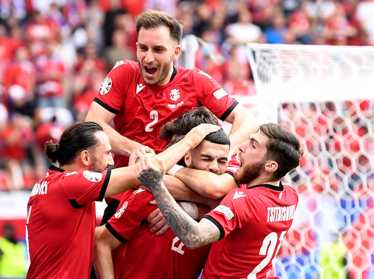 Игроки сборной Грузии празднуют свой первый забитый гол