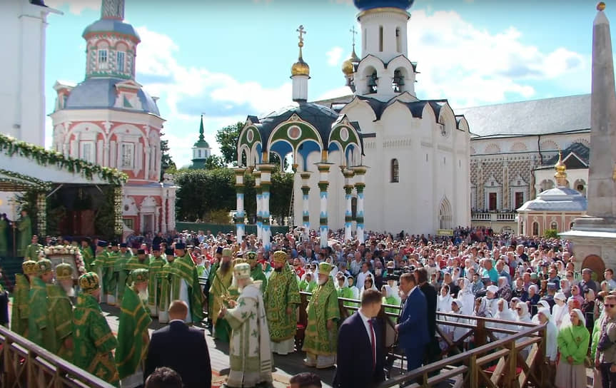 Патриарх Московский и всея Руси Кирилл начал церковное торжество в Троице-Сергиево лавре по случаю праздника Святой Троицы