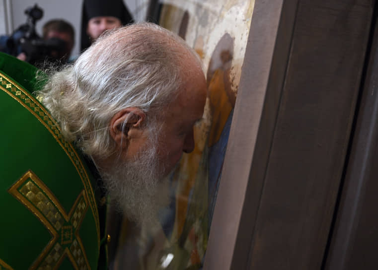 Патриарх Московский и Всея Руси Кирилл во время богослужения накануне праздника Святой Троицы