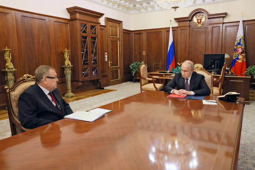 Владимир Путин (справа) и Андрей Костин во время встречи