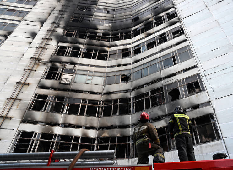 Сотрудники пожарной службы МЧС тушат пожар