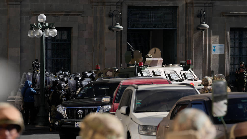 Полицейские у главного входа в президентский дворец в городе Ла-Пас