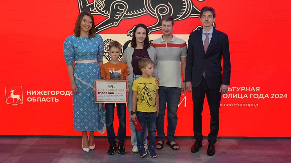 Егор Морозов с женой Ольгой и детьми