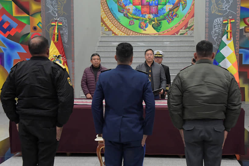 Президент Боливии Луис Арсе (в центре) во время приведения к присяге нового руководства вооруженных сил