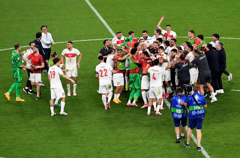 Сборная Турции празднует победу над чешской командой